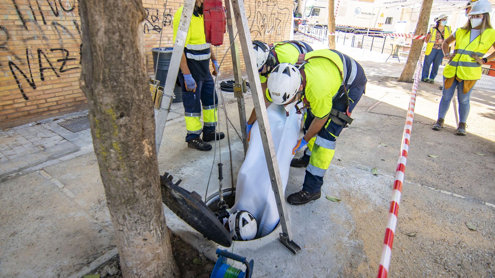 Trabajadores de Aguas de Huelva introducen la tubería en la alcantarilla de la calle Condado. Trabajadores de Aguas de Huelva introducen la tubería en la alcantarilla de la calle Condado.