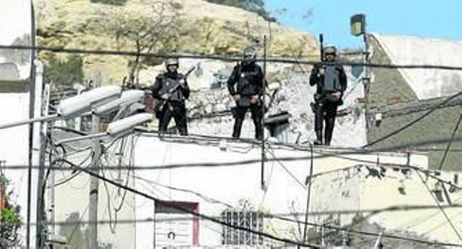 Agentes de la Policía Nacional durante el registro de viviendas en Pescadería.