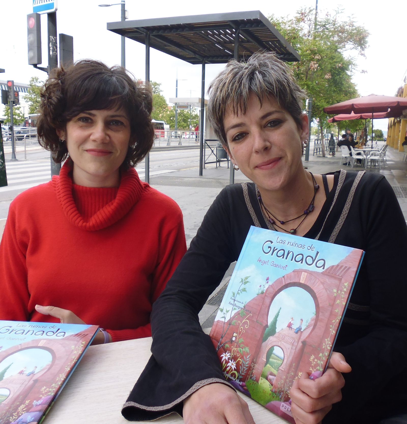 Estefanía Abril, editora, y Ana Burgos Baena, ilustradora de la obra 'Las ruinas de Granada'.