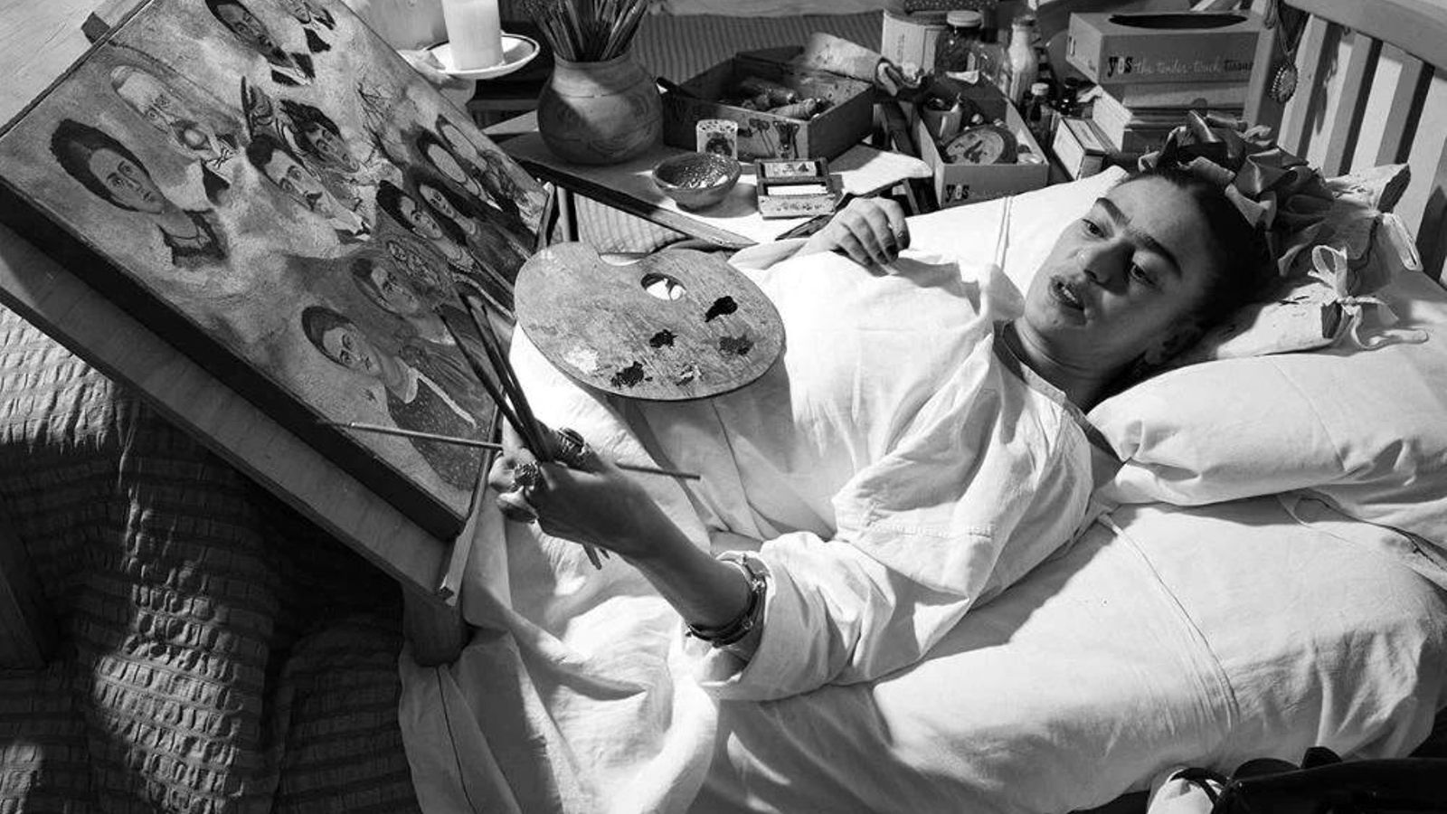 Frida pinta en la cama en los últimos días de su vida