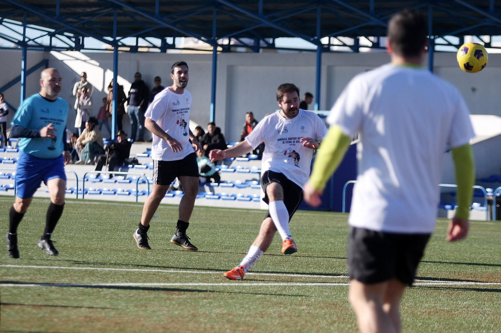 Imágenes del partido homenaje a los árbitros históricos de fútbol de Huelva