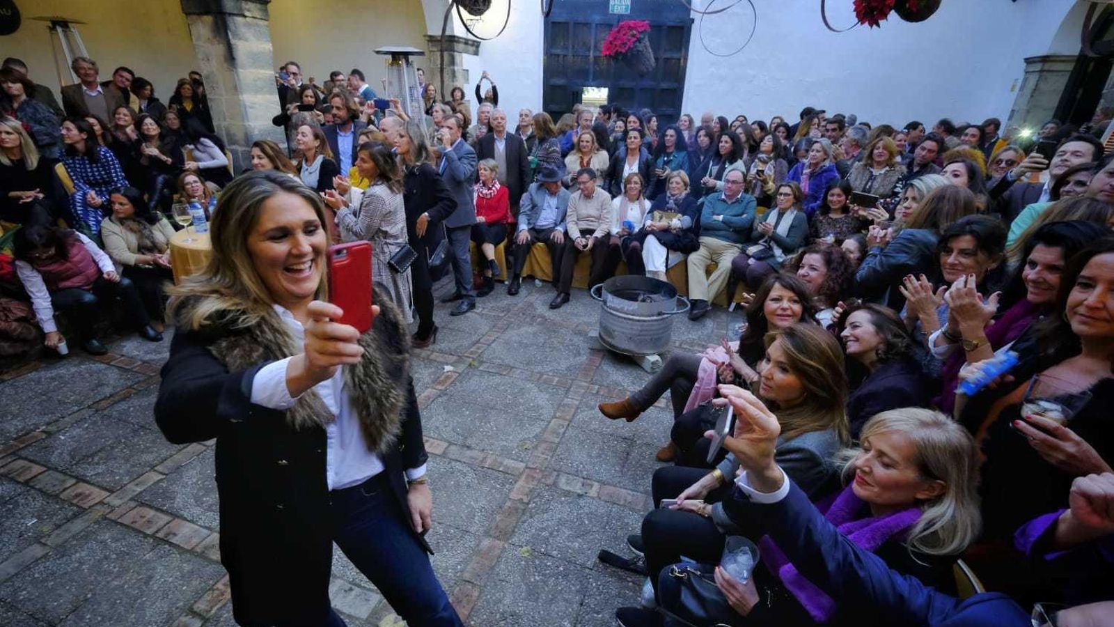 Gran ambiente en la zambomba celebrada en Lustau.