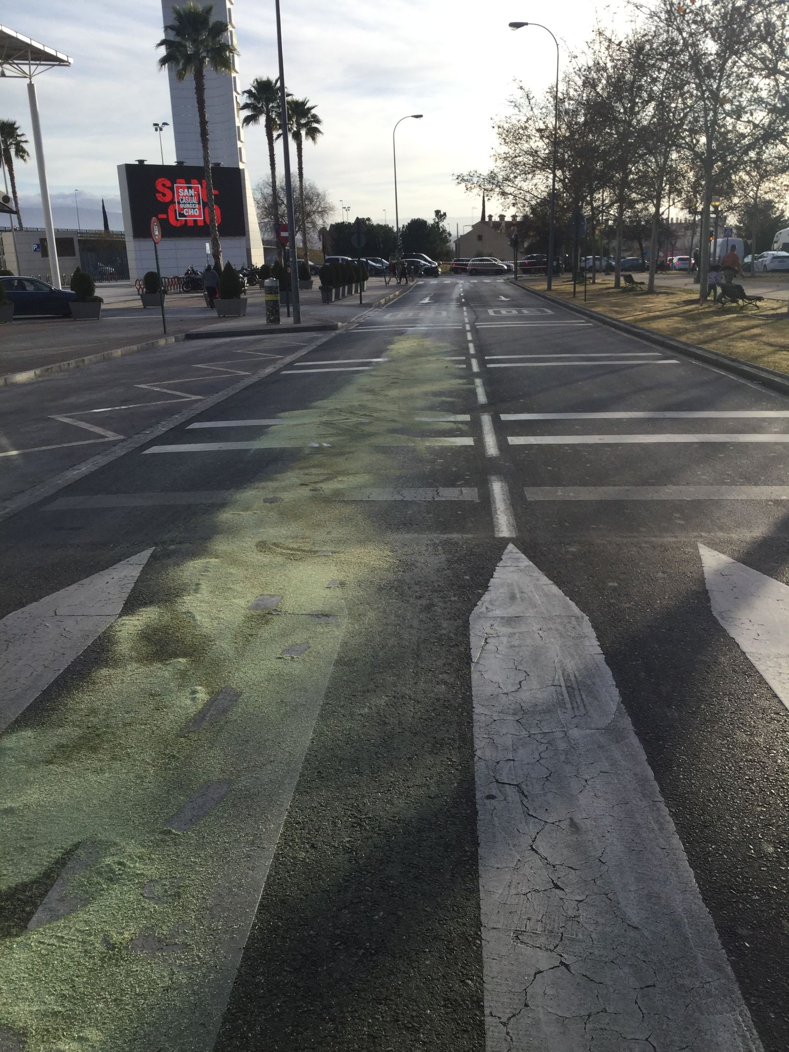 Cortado el tráfico frente al centro comercial Serrallo de Granada por gasoil en la calzada
