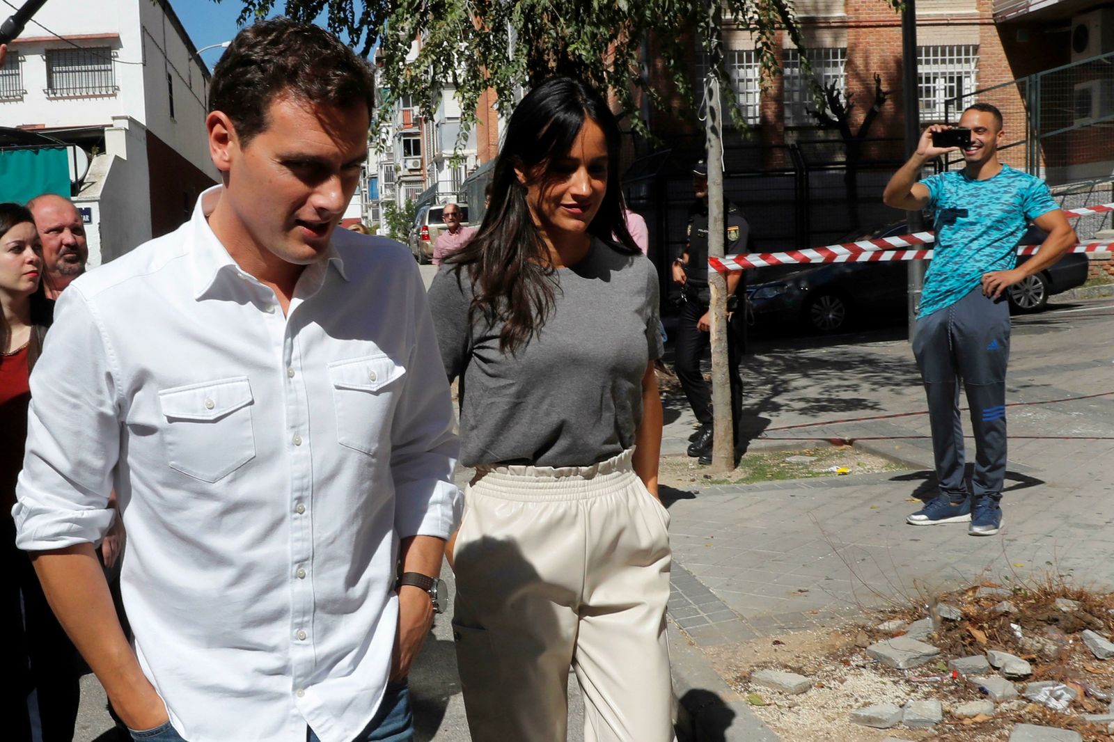 El presidente de Ciudadanos, Albert Rivera, junto a la vicealcaldesa de Madrid, Begoña Villacís, este jueves en una visita a vecinos afectados por la okupación en Puente de Vallecas en la capital española.