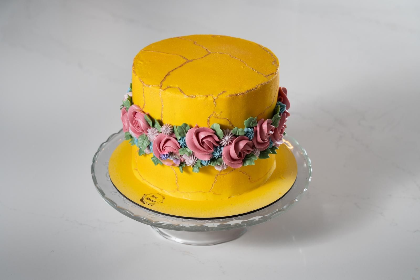 Red Velvet con decoración con aerógrafo y Swiss Merengue Buttercream de chocolate blanco