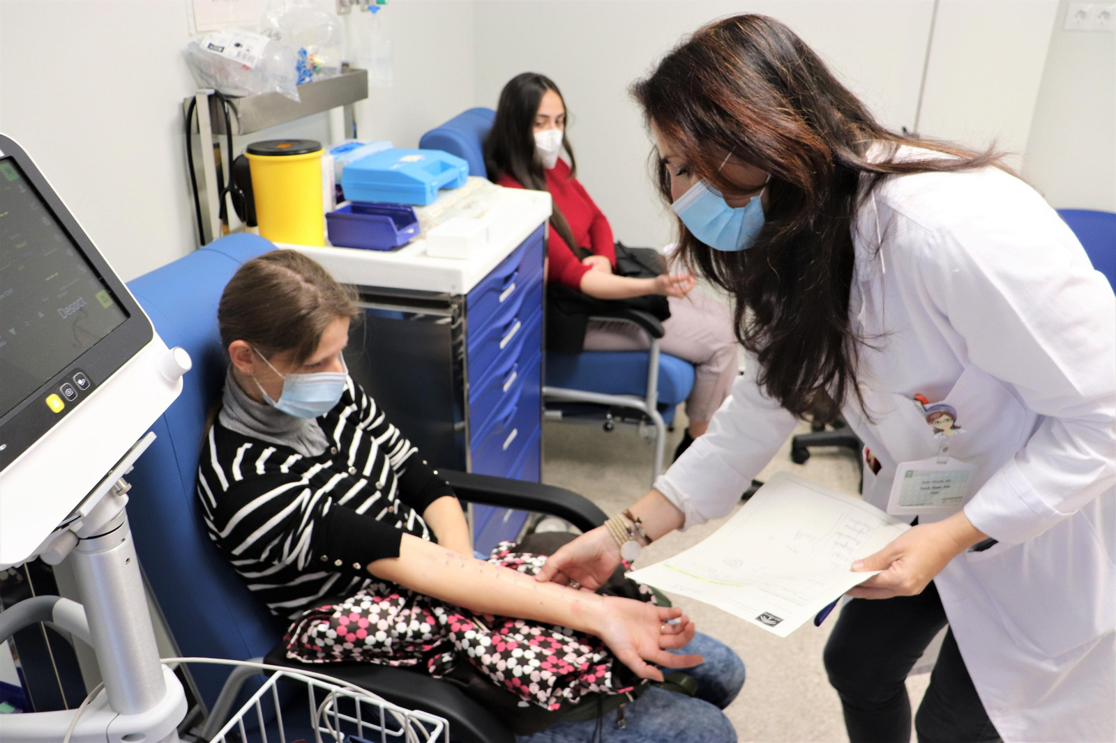 Atención a pacientes en el Hospital de Día de Alergia.