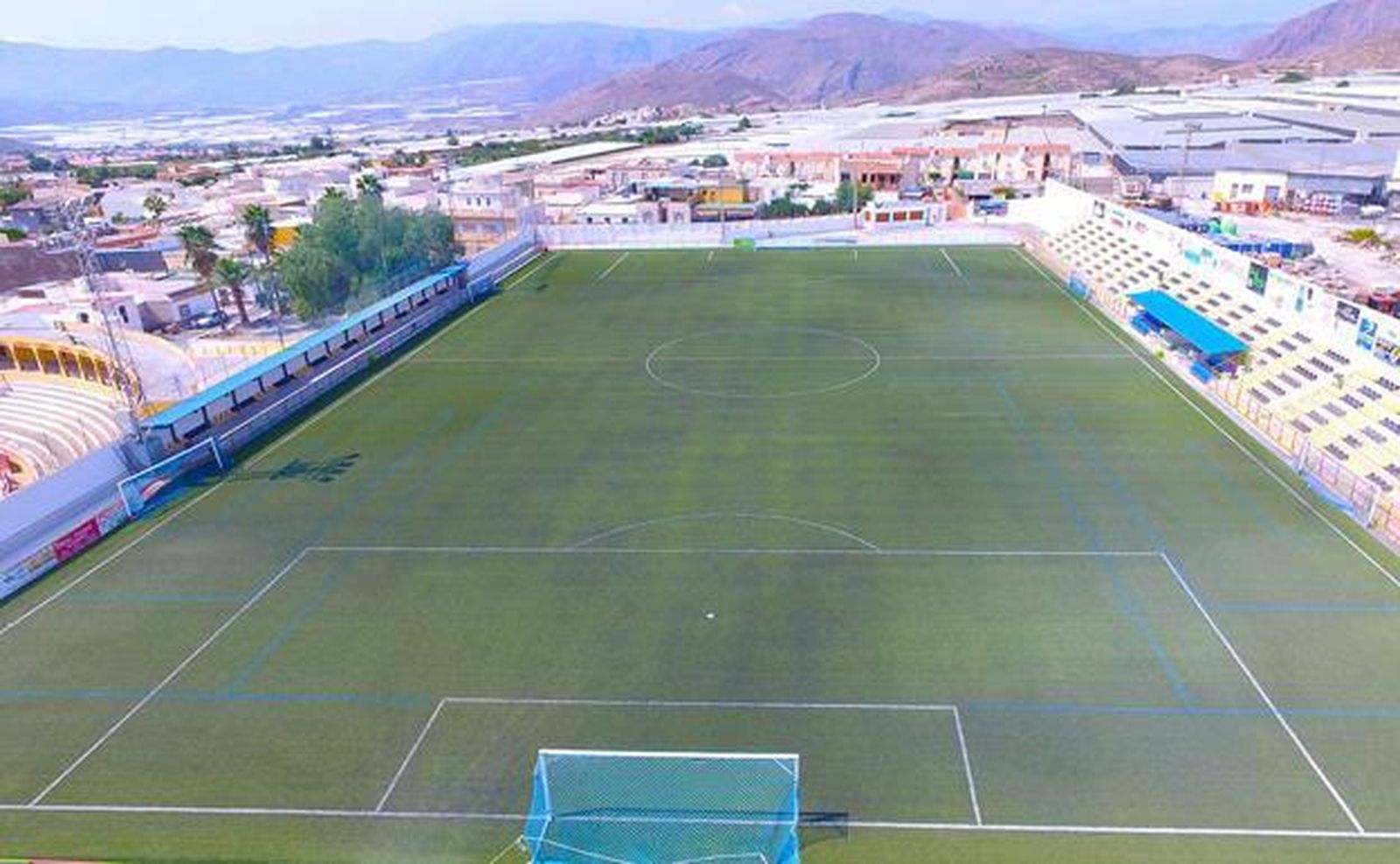 Berja y Pvo Ejido estrenan el nuevo tapete del campo  municipal 'Salva Sevilla'