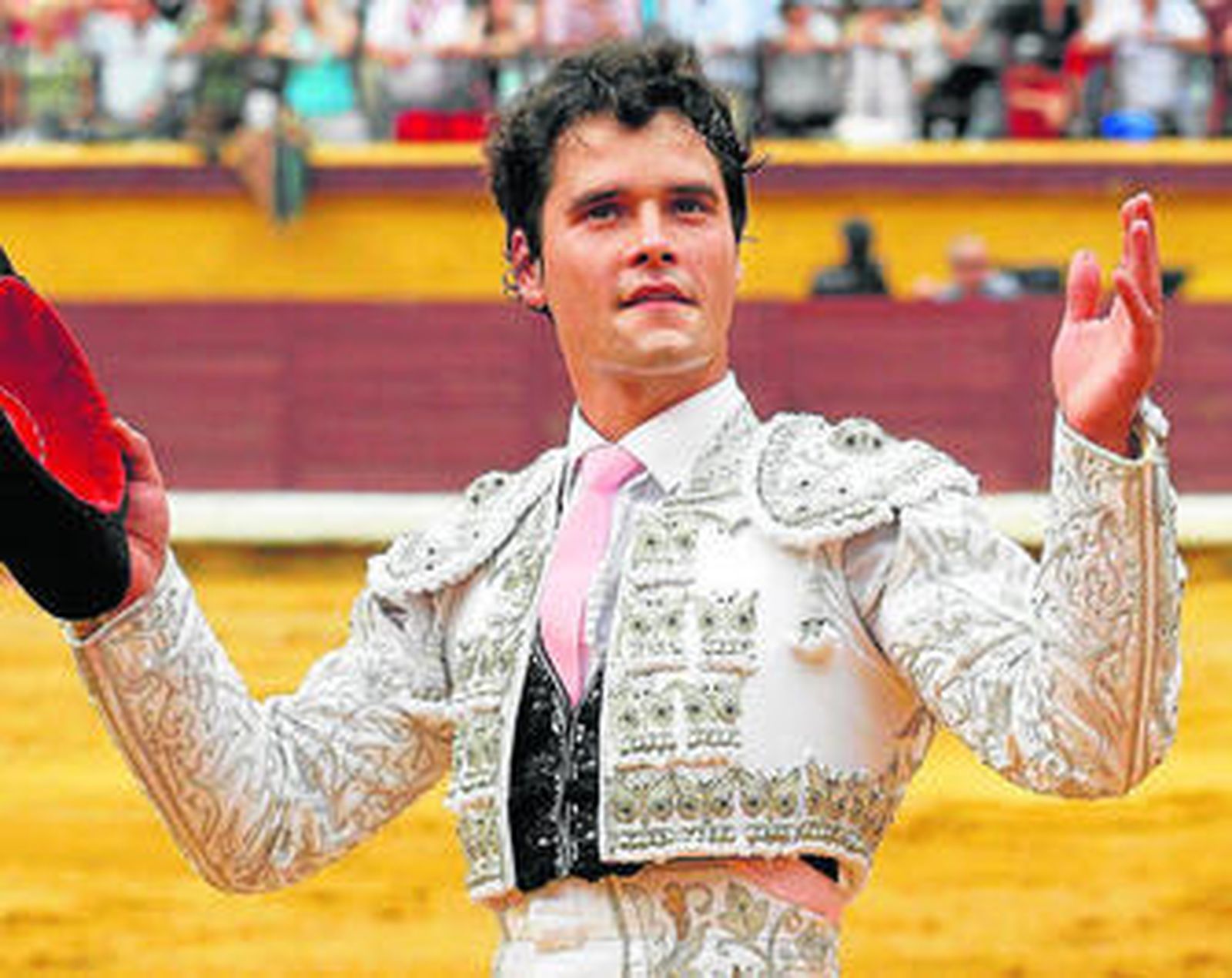 Abellán, que vistió terno blanco y plata, uno de sus colores favoritos, saboreando su éxito ayer en Burgos.
