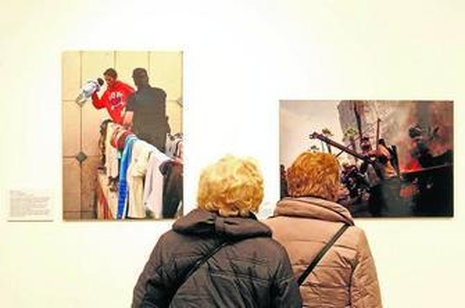 1. Dos mujeres observan dos de las fotografías premiadas por la ANIGP-TV el pasado año: a la izquierda, 'Desesperación y huida', de Fidel Raso, segundo premio, y a la derecha, 'Desalojo Raba, Cairo', de Andrés Martínez Casares, primer premio denominado Foto del año. 2. Visitantes en la Sala de la Provincia de la Diputación, ante las 70 obras expuestas. 3. Un hombre muestra a una niña la fotografía 'Entrenamientos sincronizados', de Juan Carlos Hidalgo. 4. José Luis Ruiz, Elena Tobar y Eduardo Méndez, durante el acto de inauguración de la exposición 'Premios Nacionales de Fotoperiodismo 2014' en el marco de Latitudes FIF Huelva.