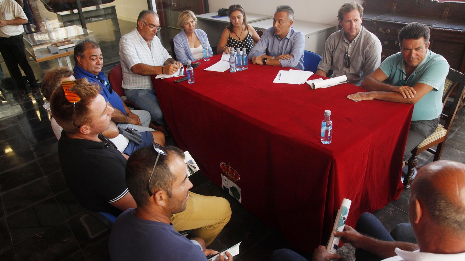 Miembros que representan a diversos colectivos del sector pesquero de Huelva se reúnen en Isla Cristina para tratar este problema.