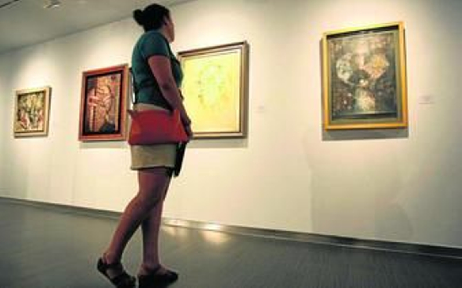 Una visitante admira algunas de las obras de la exposición, ayer, en la Sala Siglo de Unicaja.