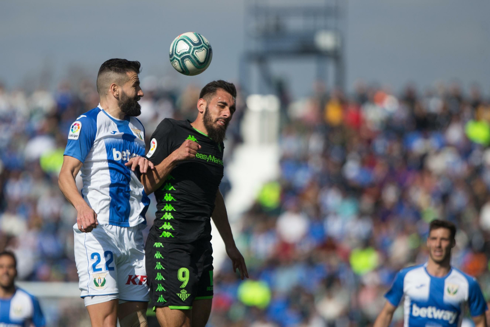 Borja Iglesias pierde un duelo aéreo con Siovas.
