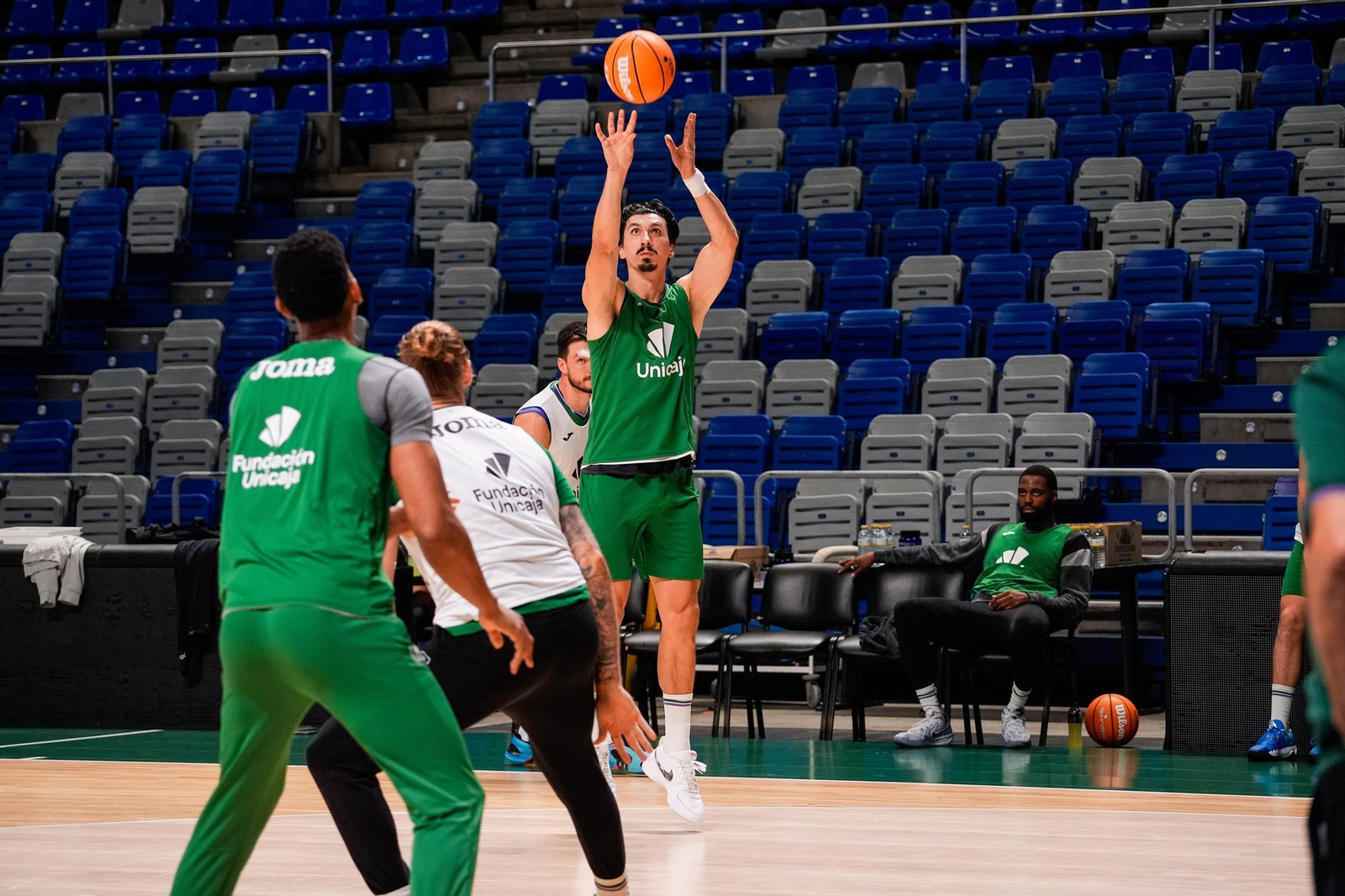 Kameron Taylor y Jonathan Barreiro se entrenan con el Unicaja