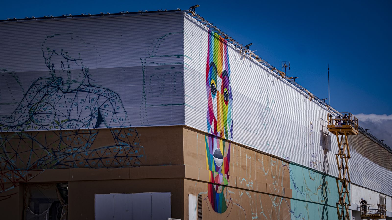 Las imágenes de cómo está quedando el mural de Okuda San Miguel en el Muelle de Cádiz