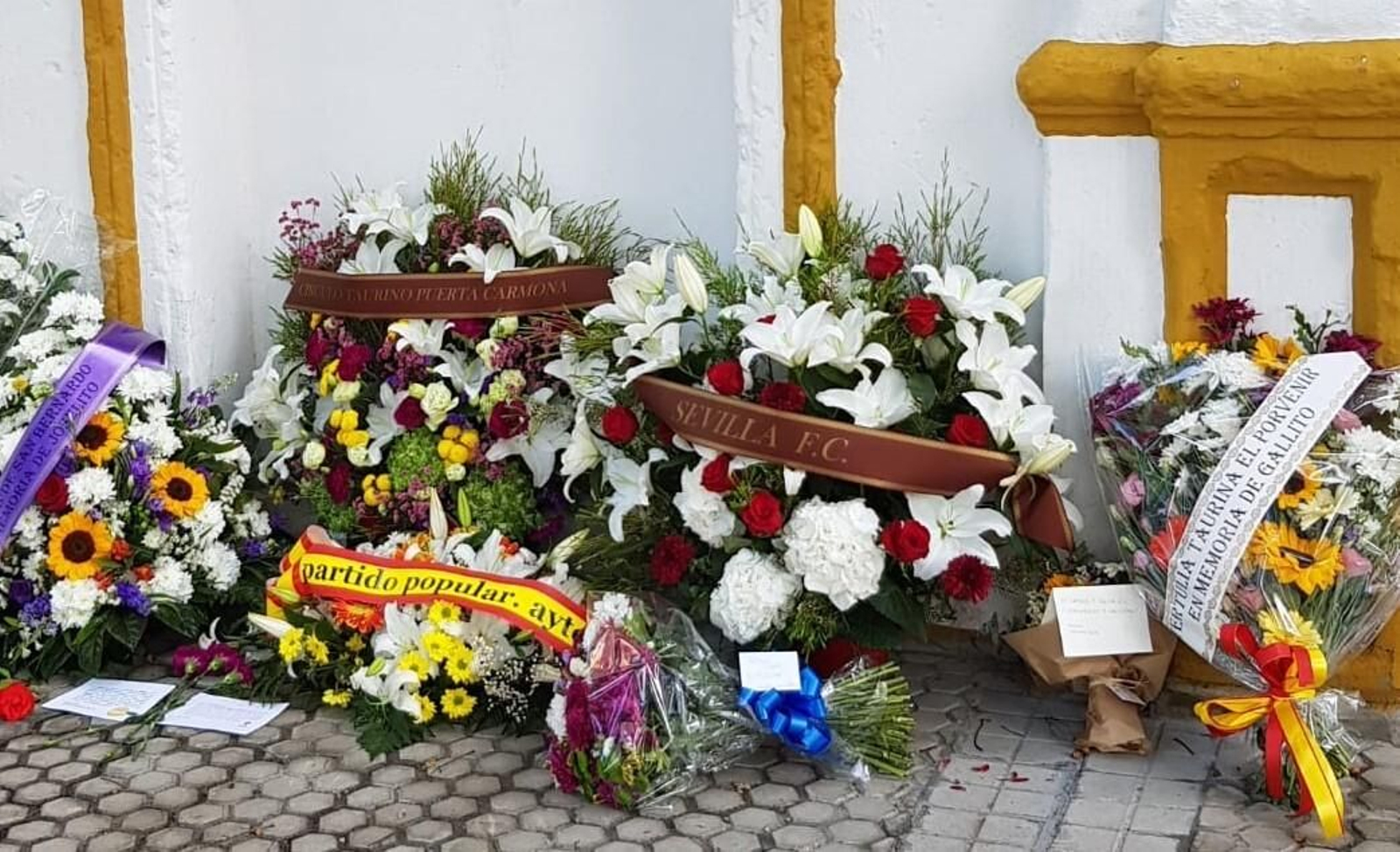 Ofrenda floral en el único resto de pie de la Monumental, en Eduardo Dato.