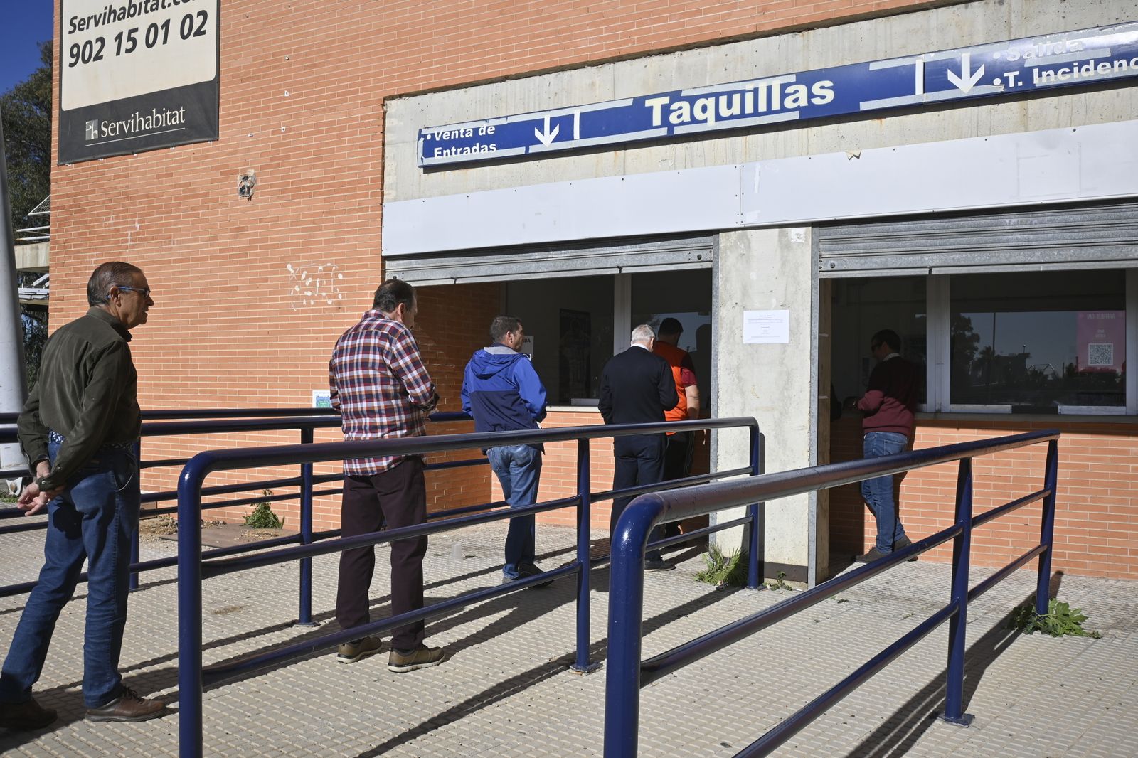 Ambiente en la venta de entradas, para el partido de Copa del Rey en el Colombino