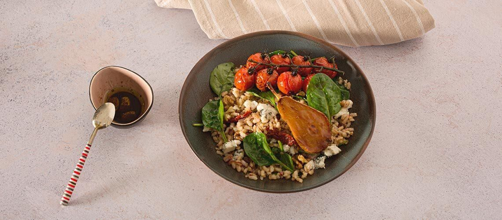 ¿Quieres preparar ensalada templada? Esta receta  con arroz integral, pera y queso azul te encantará