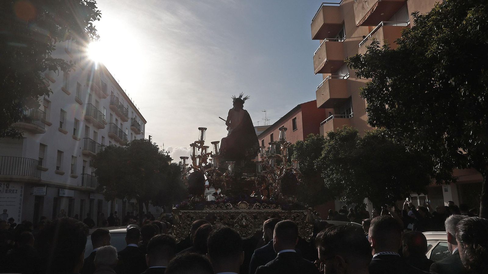 El cortejo, en sus momentos iniciales tras salir de la Capilla de los Desamparados.