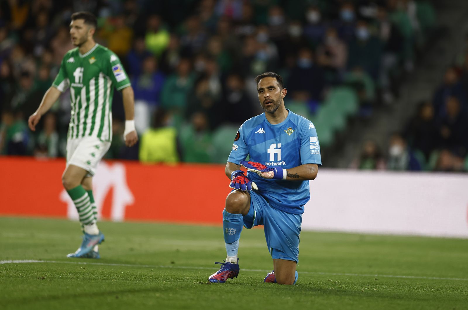 Claudio Bravo, con la rodilla en tierra durante el partido ante el Eintracht.