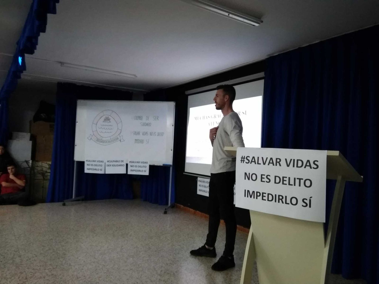 El bombero Miguel Roldán, durante la charla que ofreció a los alumnos del IES Botánico.