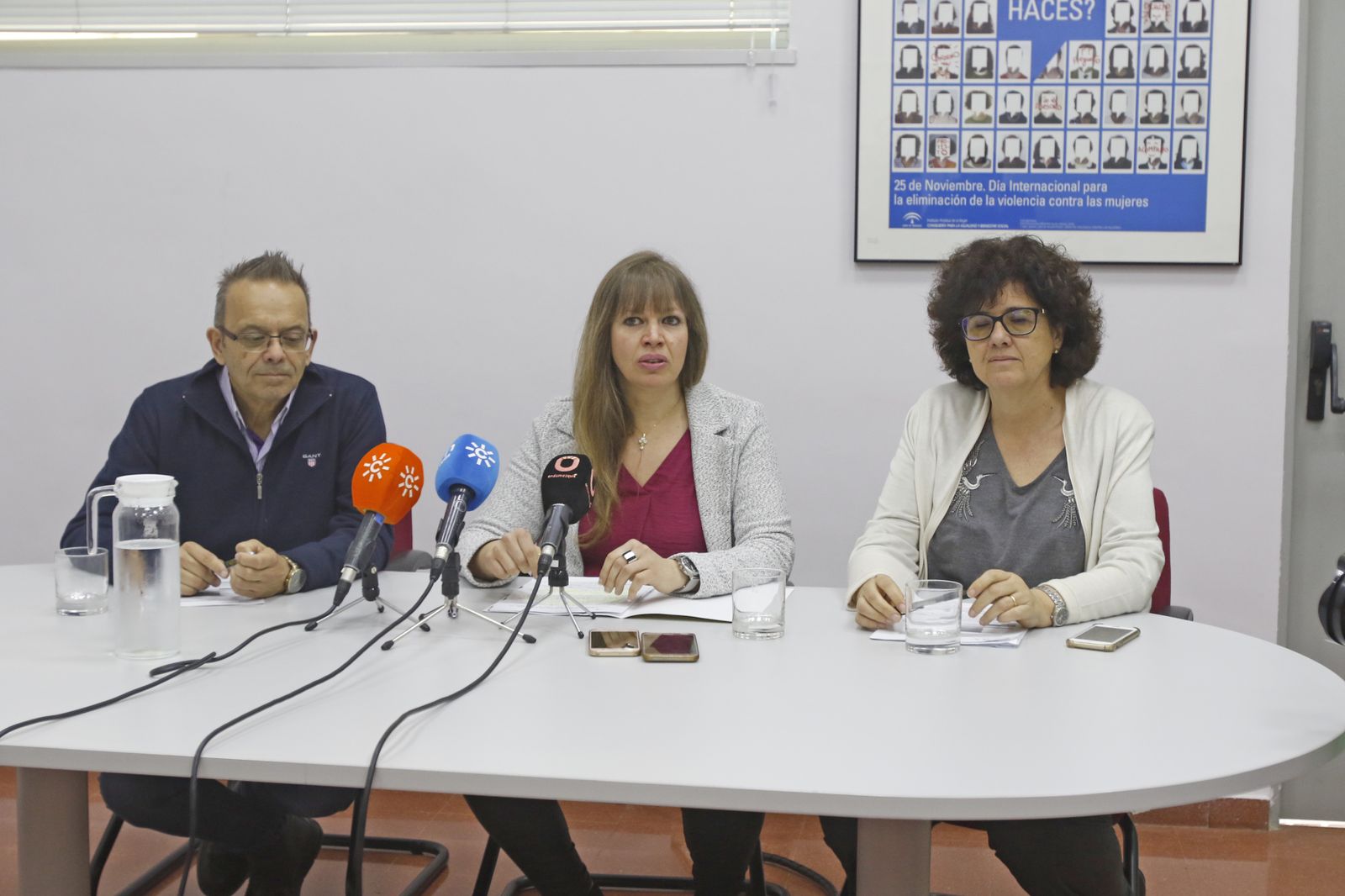 Lourdes Arroyo, junto a dos de los psicólogos del IAM.