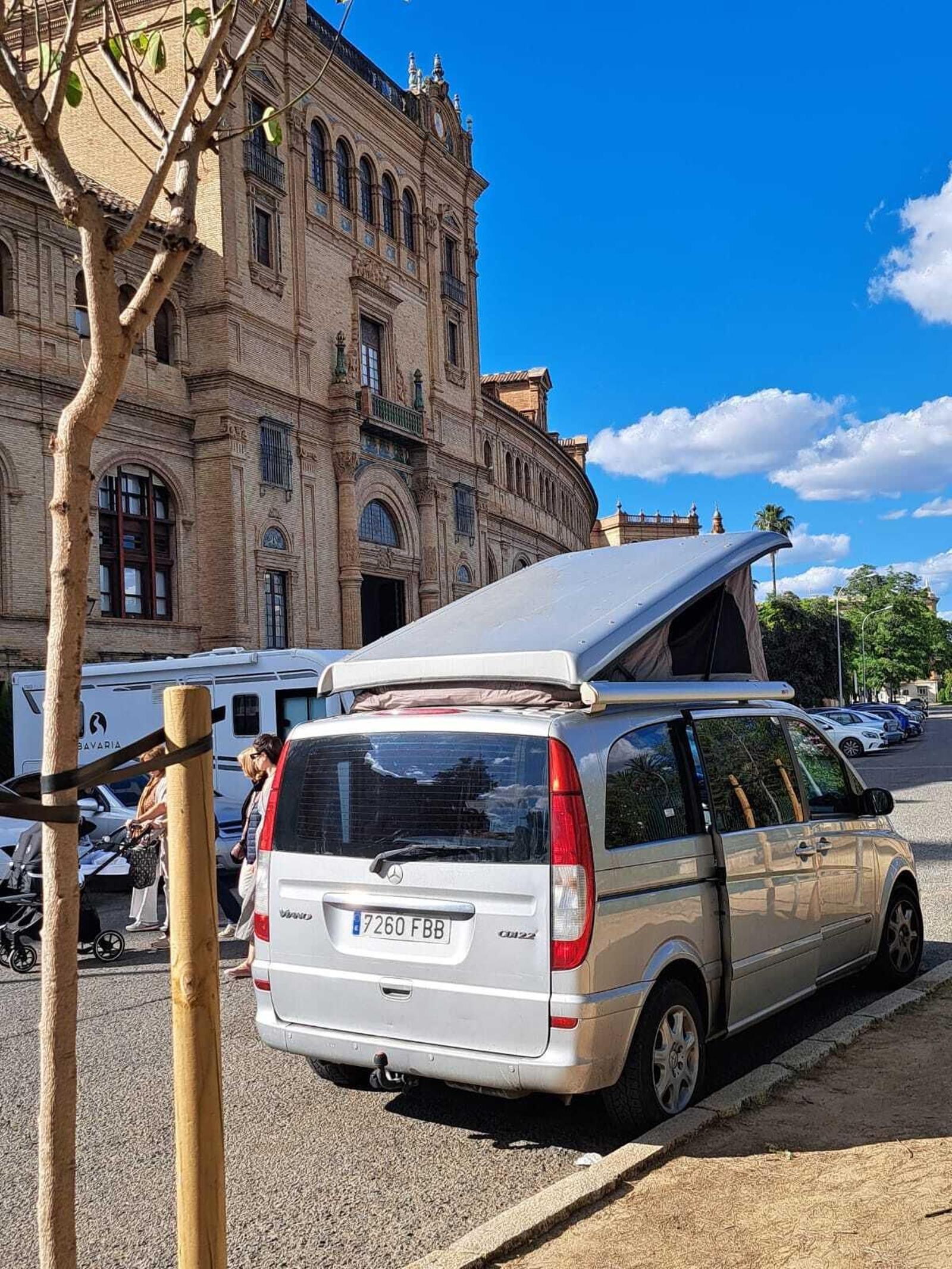 Otra de las caravanas aparcadas en la trasera de la Plaza de España