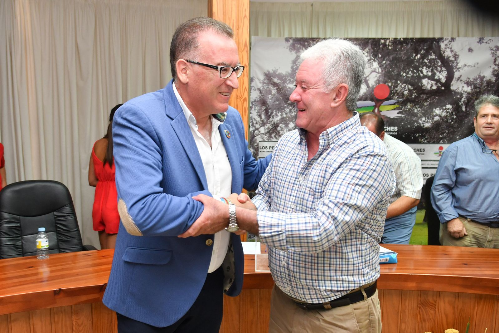 Santiago Ruiz (a la derecha), recibe la felicitación de su antecesor en la presidencia, Juan Díaz.