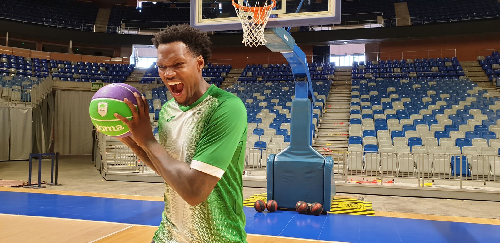 La presentación de Deon Thompson con el Unicaja, en fotos