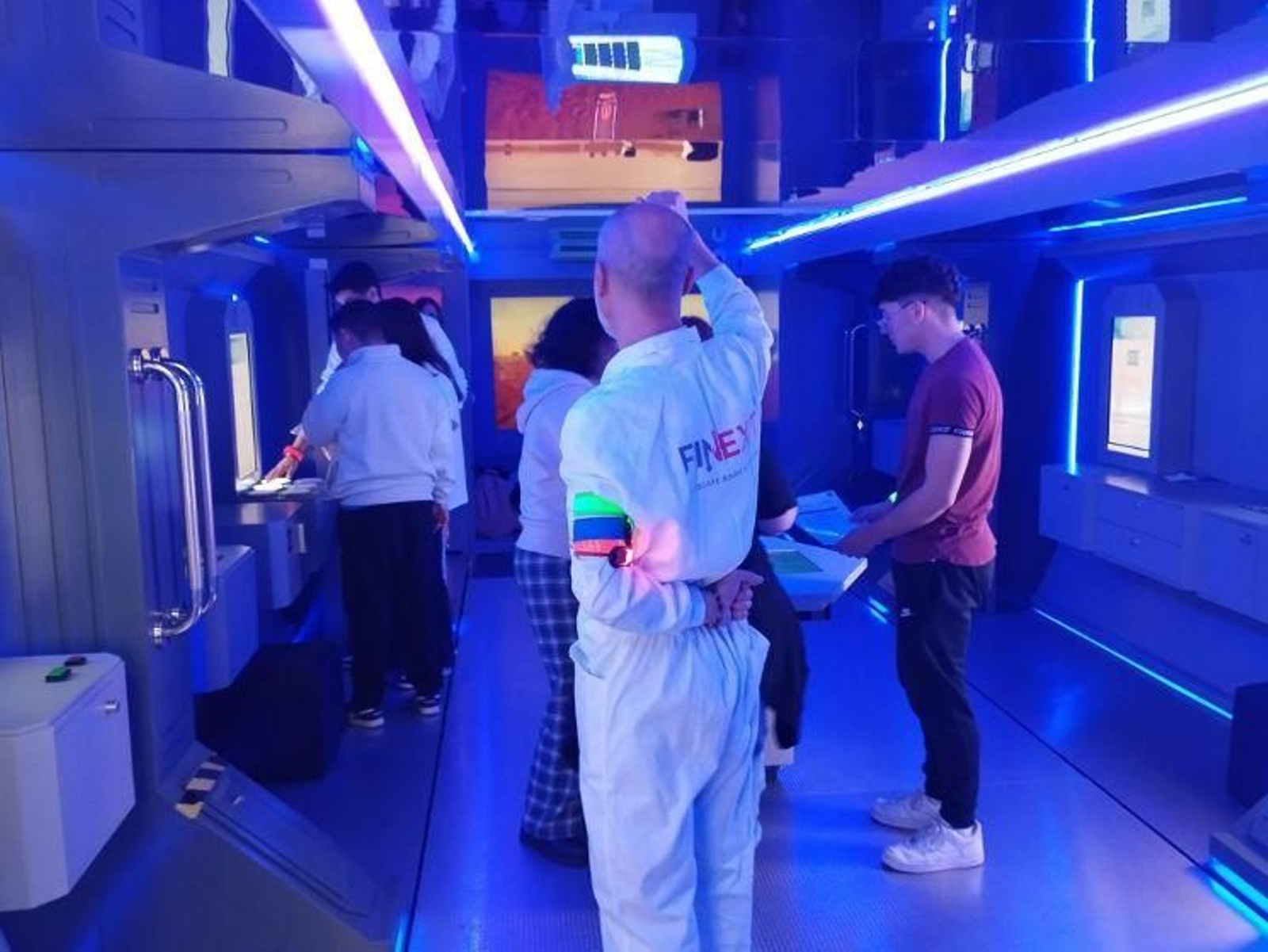 Alumnos del instituto Ingeniero Juan de la Cierva de Puente Genil, en el autobús de Finexit.