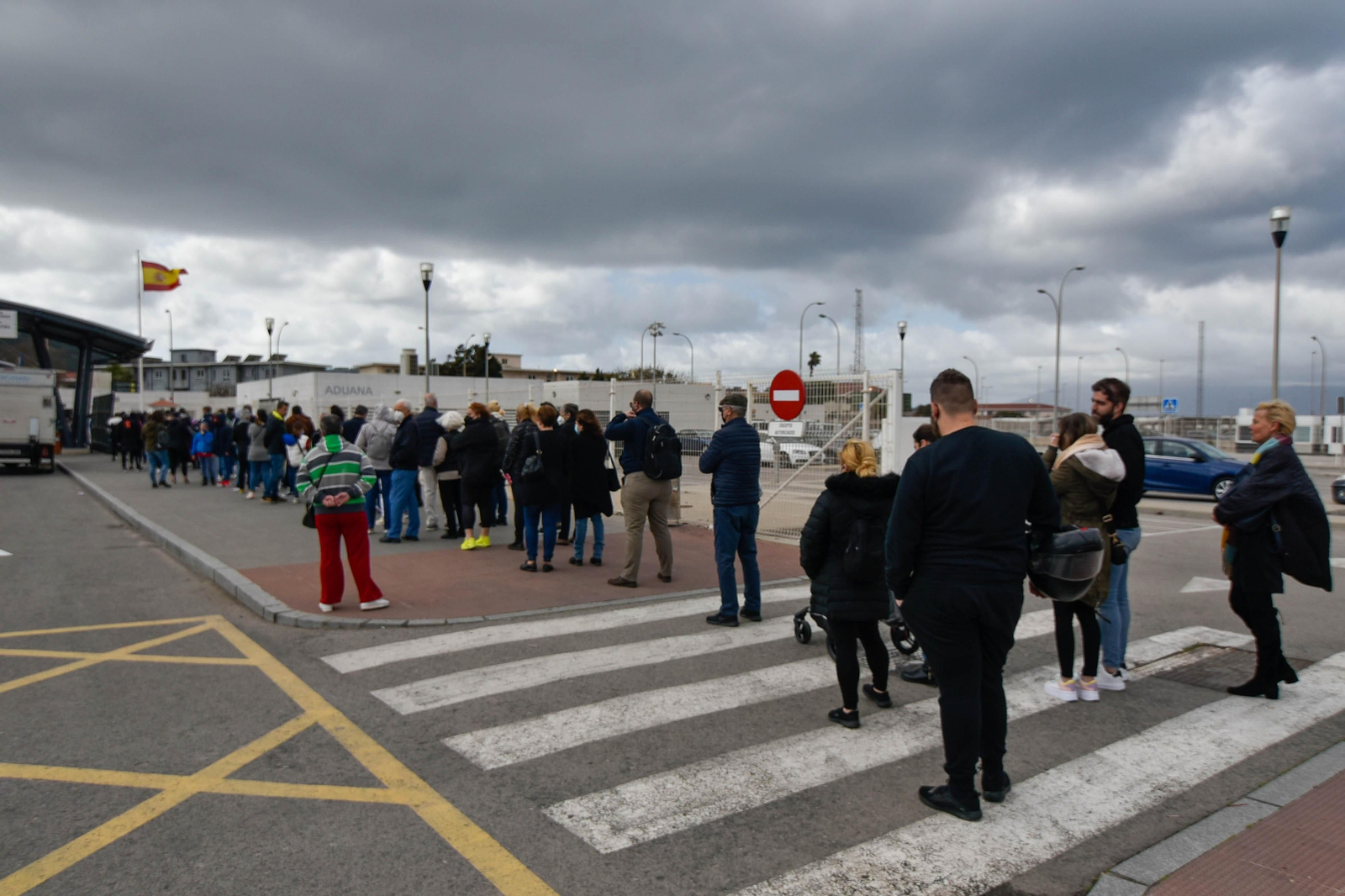 Una cola de personas para acceder a Gibraltar desde La Línea.