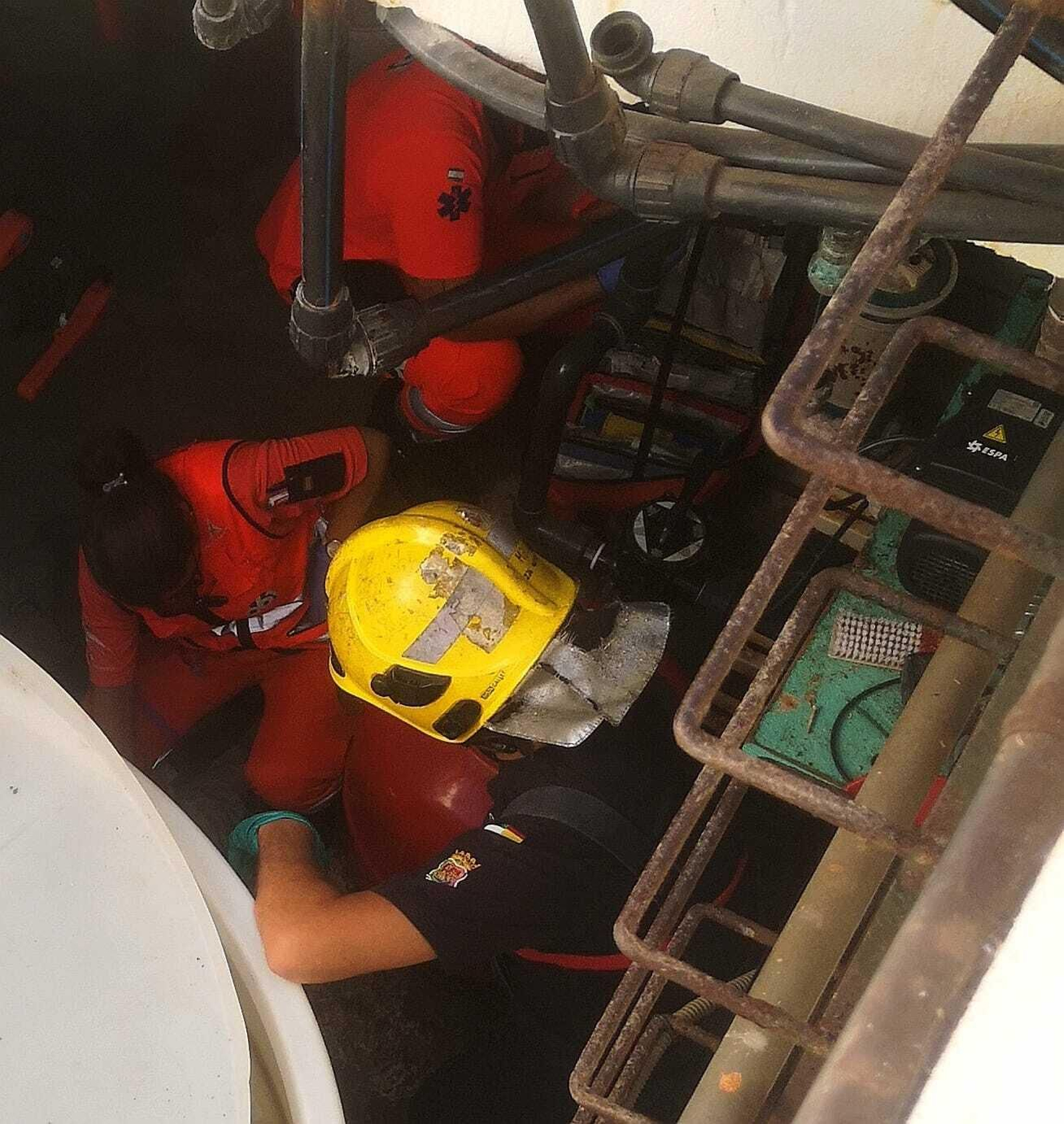 Los bomberos y los servicios asistiendo al herido, en la sala de máquinas.