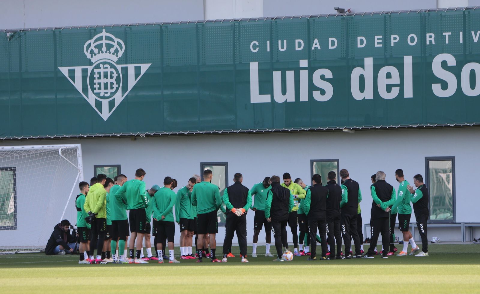 Pellegrini dialoga con sus jugadores en un entrenamiento en la ciudad deportiva.