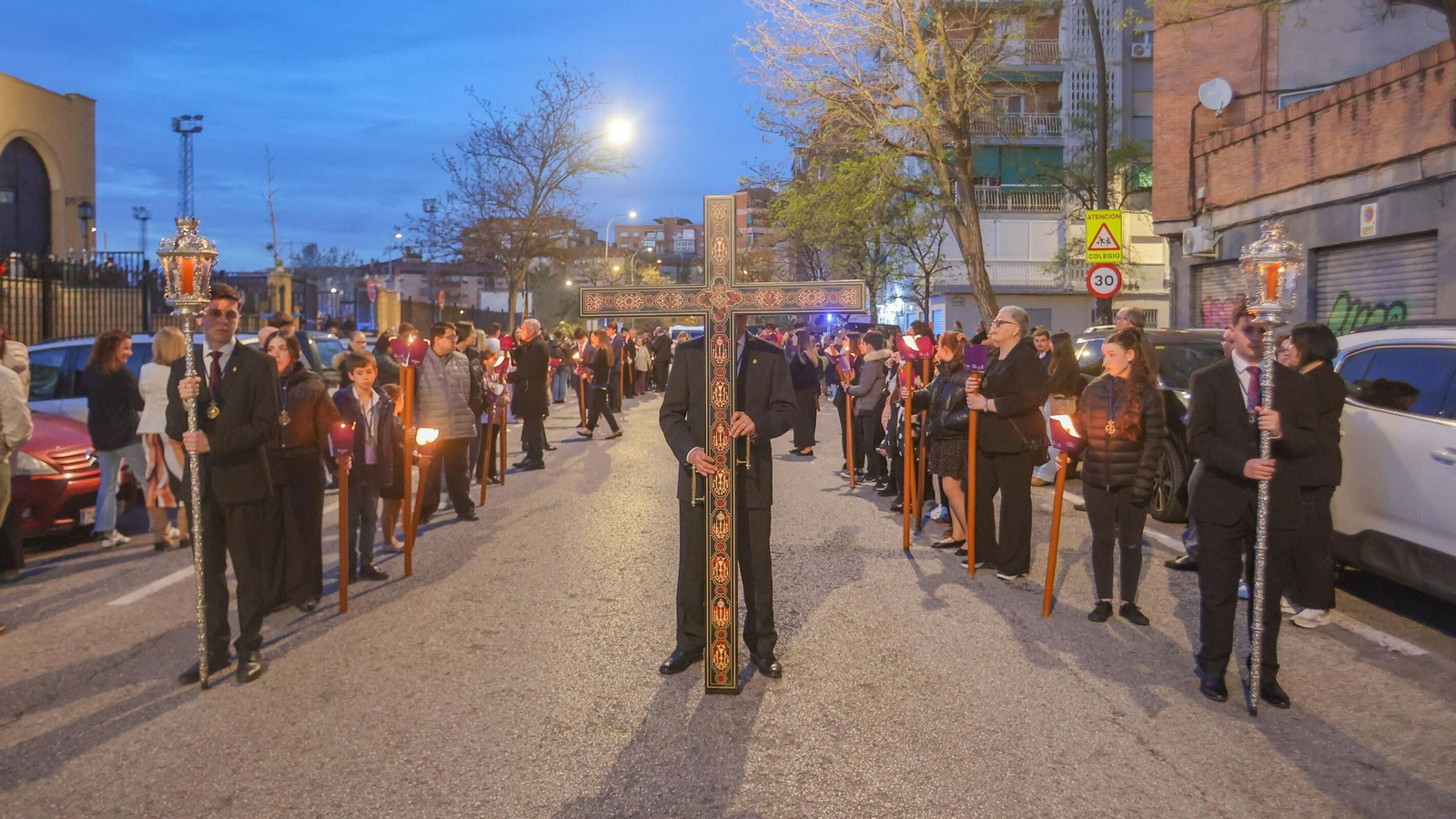 Las mejores imágenes del Vía Crucis de la Hermandad de los Salesianos 2025
