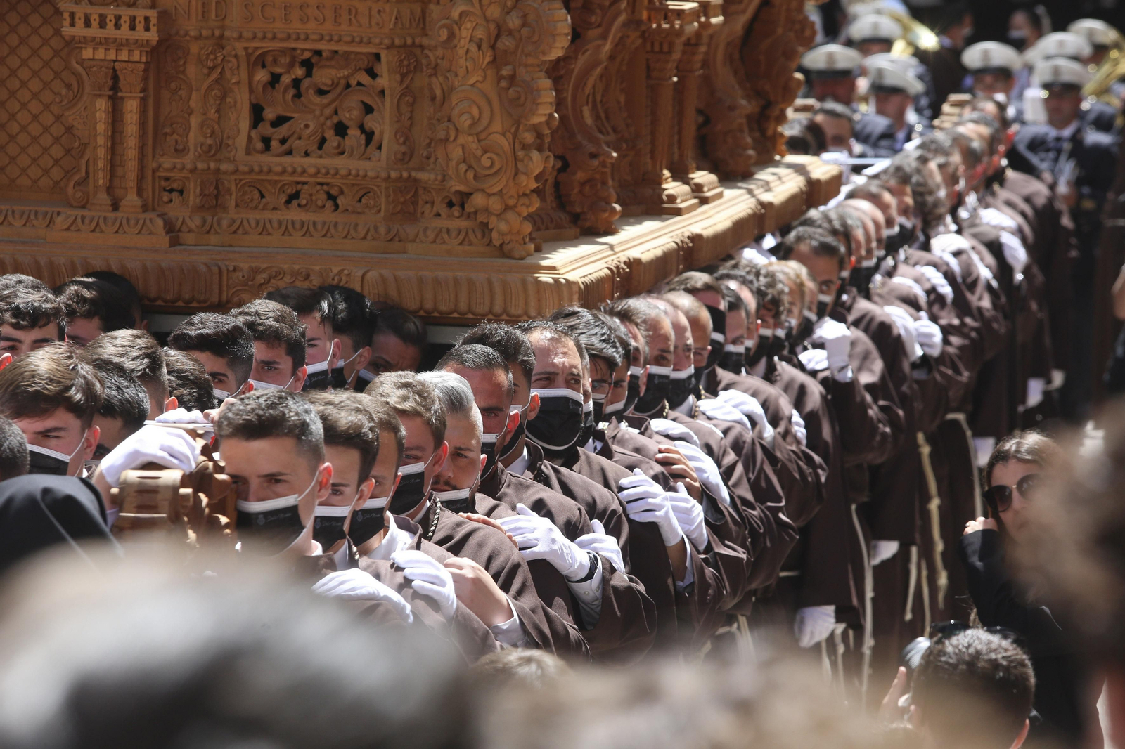 El sol acompaña a los hombres de trono del Dulce Nombre el Domingo de Ramos del pasado año. El sol acompaña a los hombres de trono del Dulce Nombre el Domingo de Ramos del pasado año.