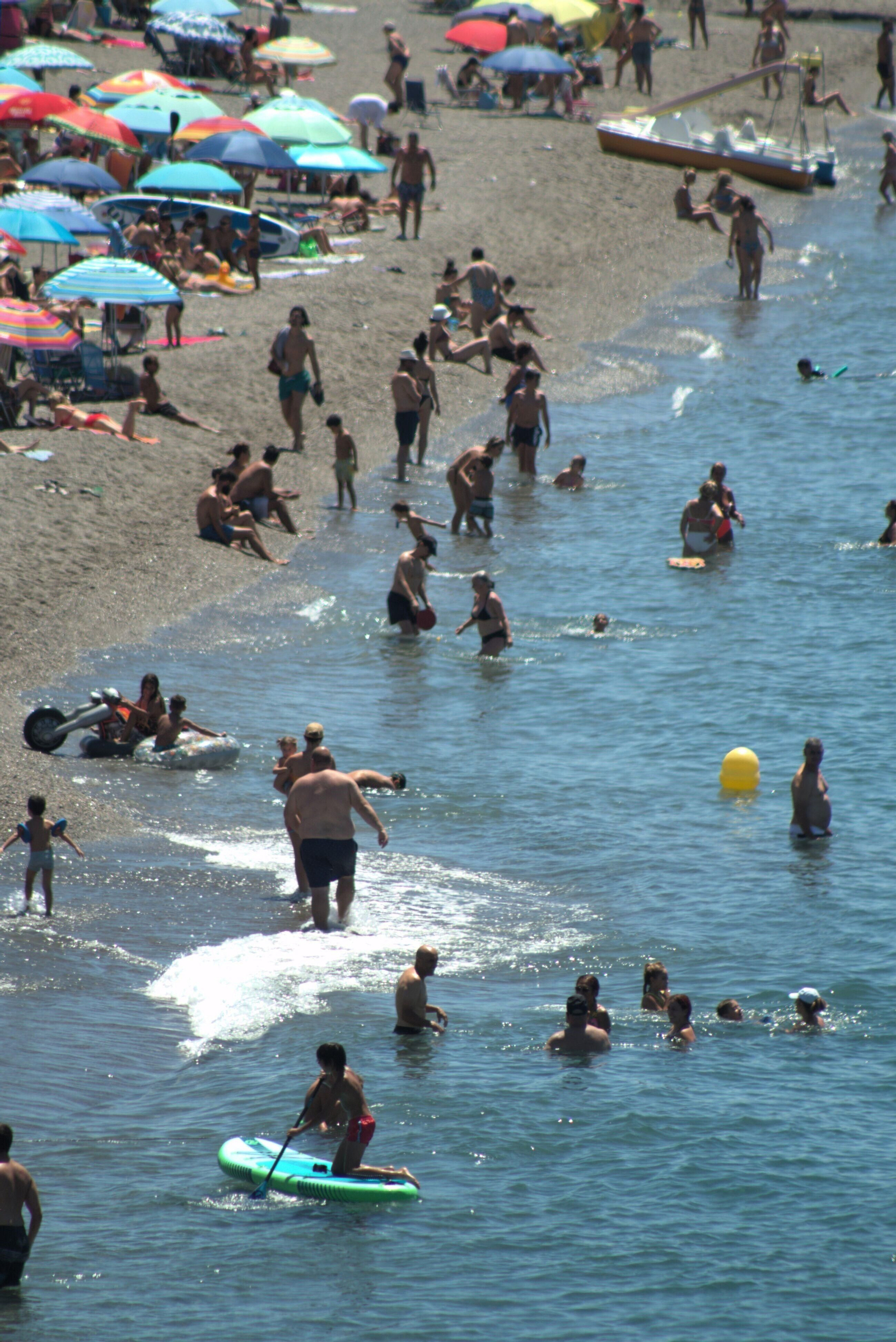 Fotos: así de llenas estaba las playas de Granada este primer fin de semana de agosto