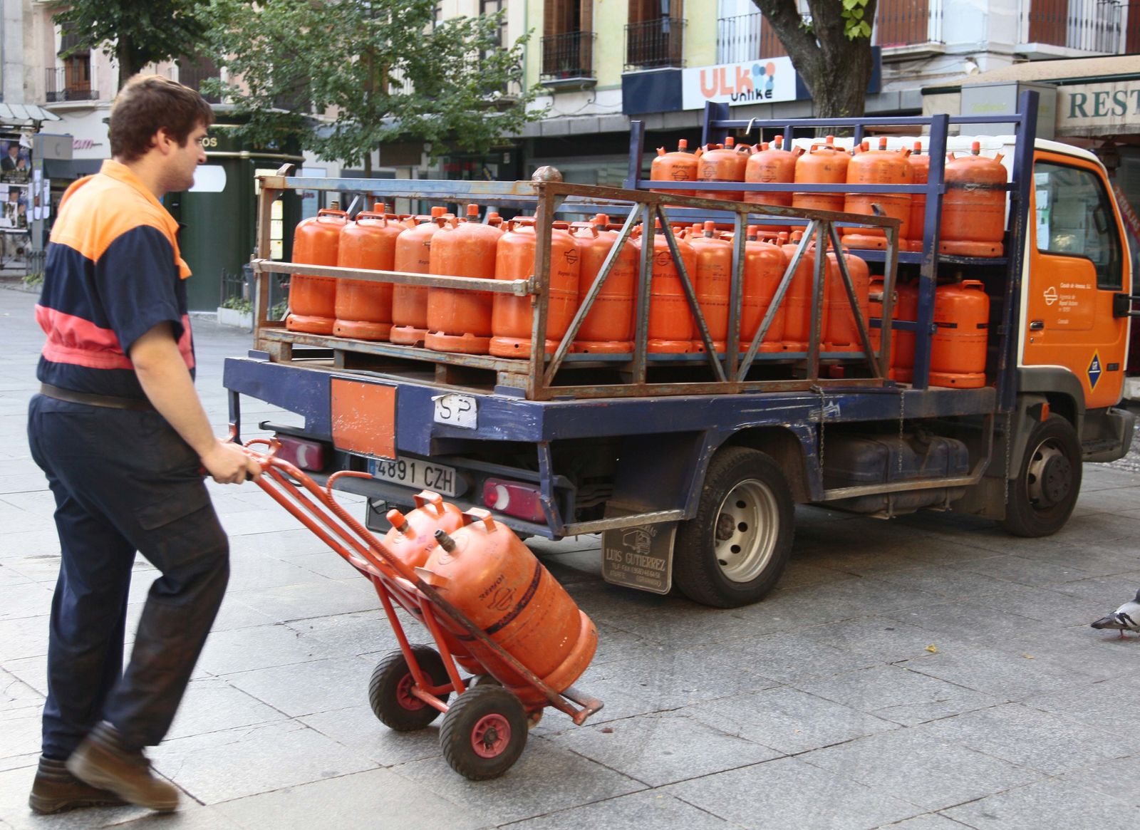 Un repartidor de butano, en el centro de Granada