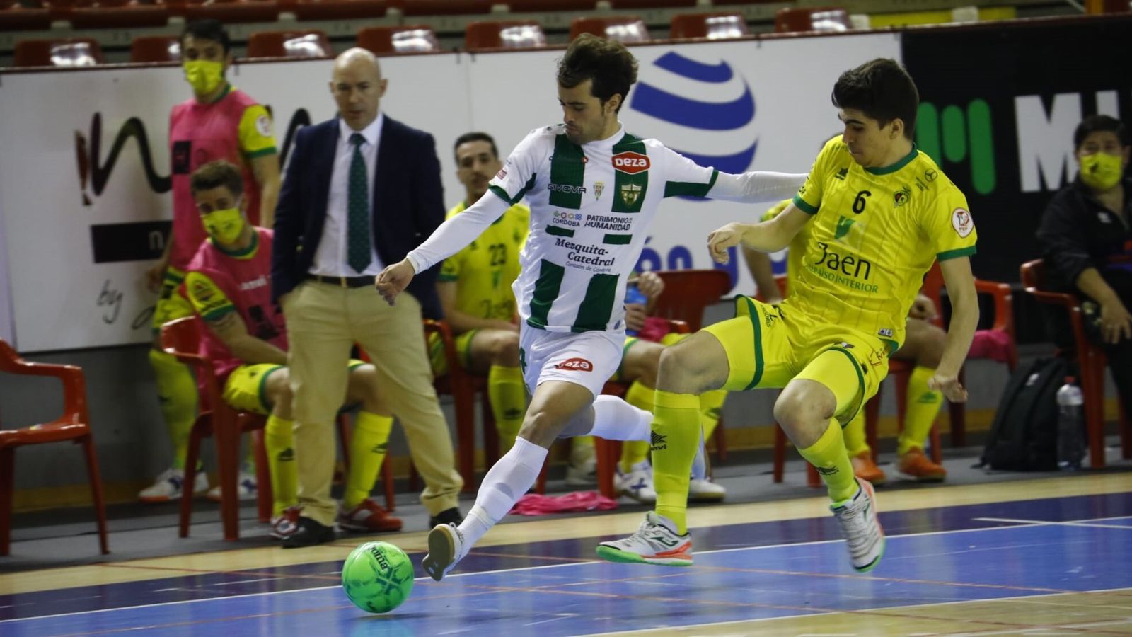 Pablo del Moral saca un disparo ante la presión de Antonio Pérez.