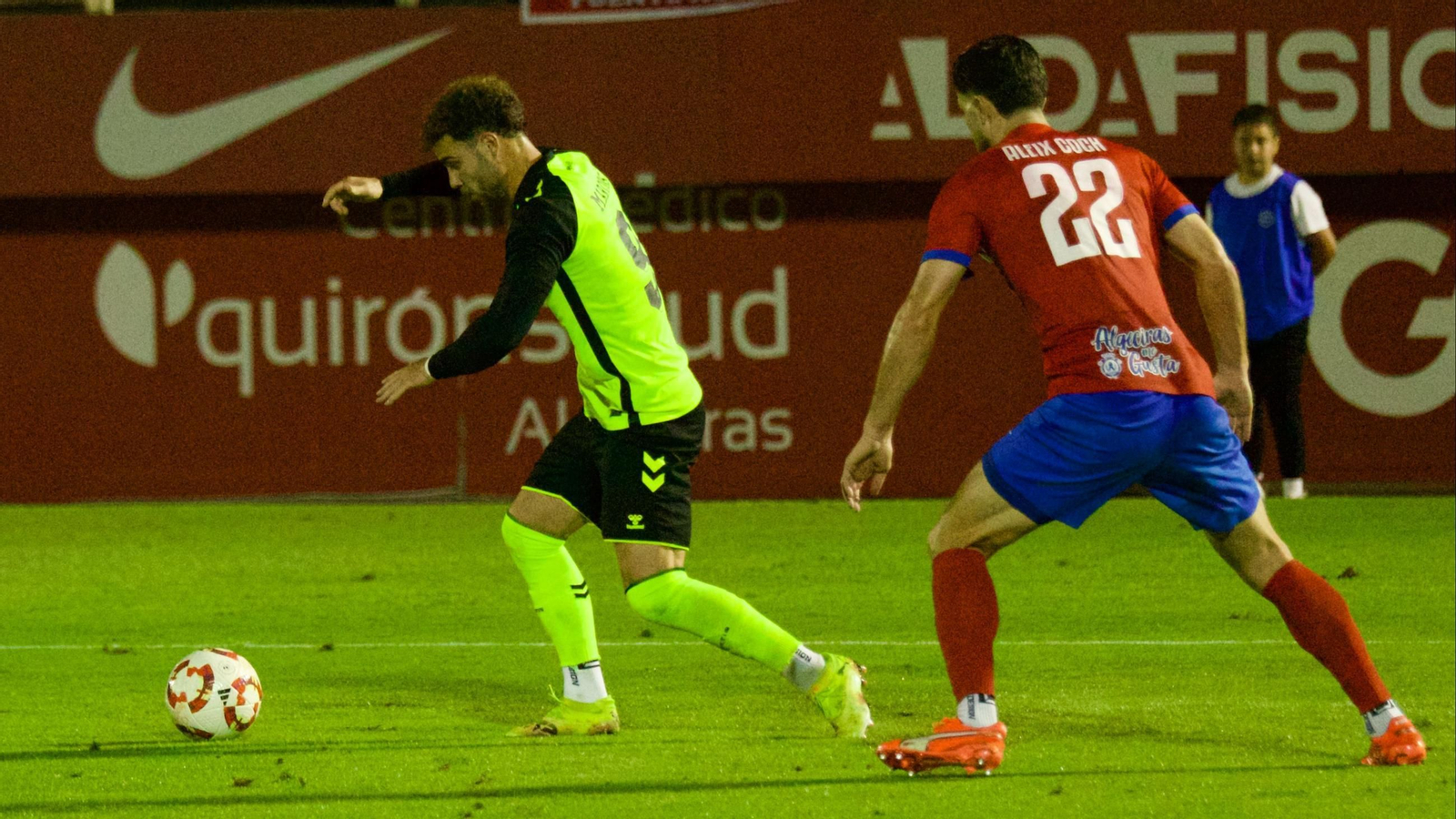 Marcos Fernández recorta dentro del área ante el defensa algecirista