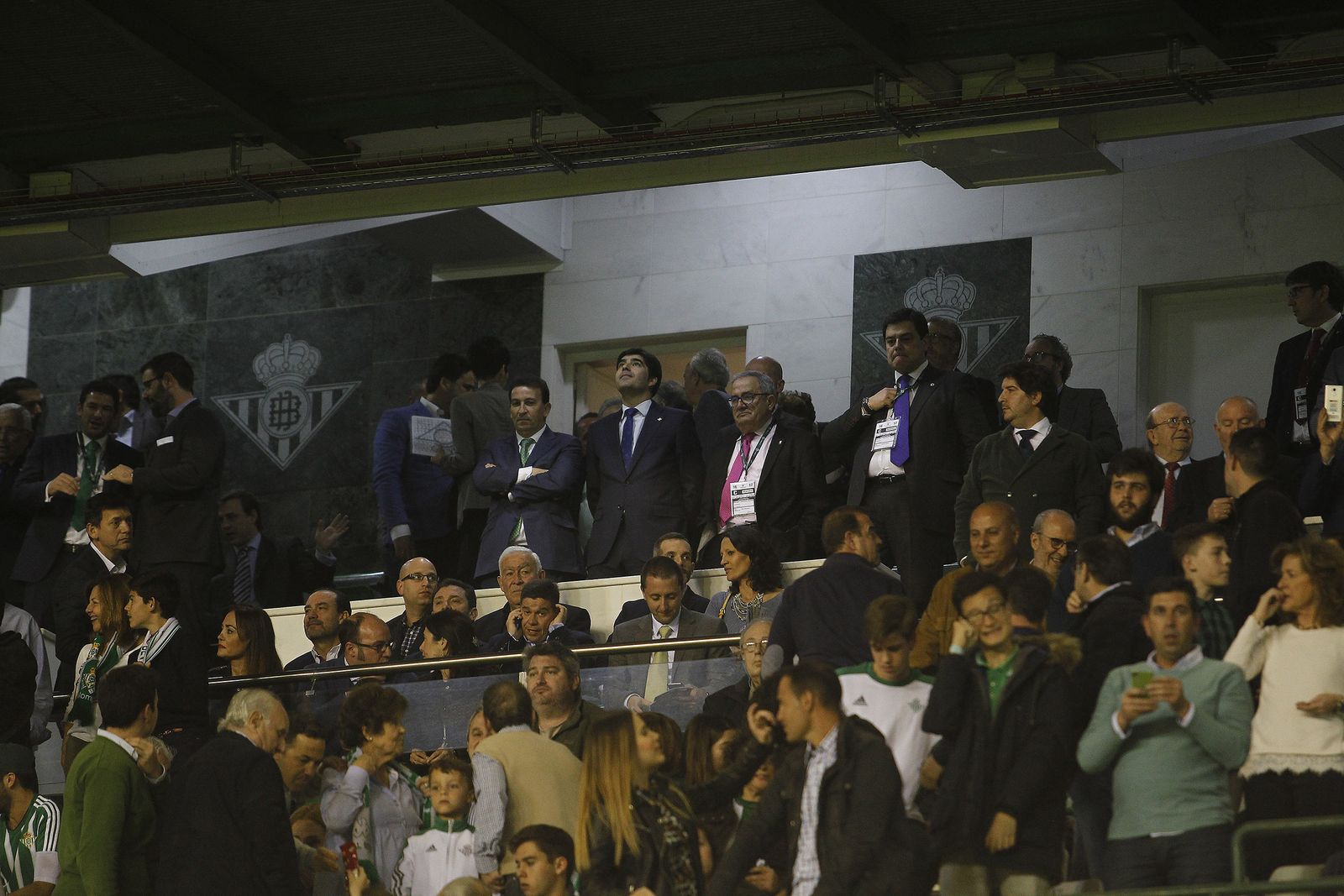 José Miguel López Catalán y Ángel Haro, en el palco del Villamarín antes del inicio de un partido.
