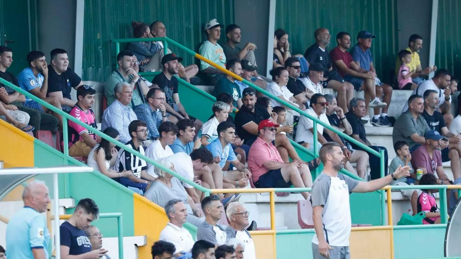 Aficionados balonos, en el partido de entrenamiento en Los Barrios el pasado viernes.