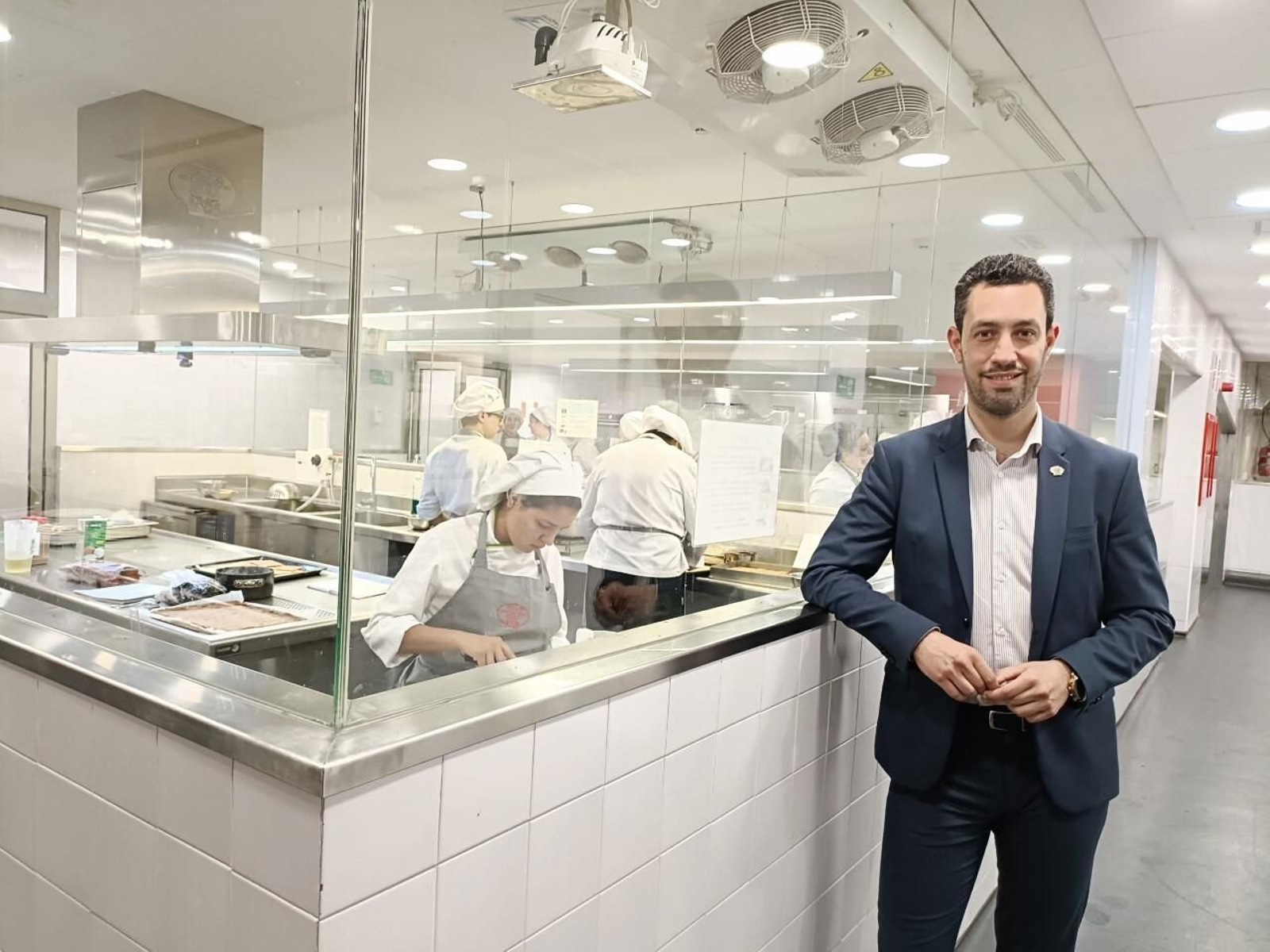 Iñaki Echeveste, director de la Escuela de Hostelería de Sevilla, en sus instalaciones.