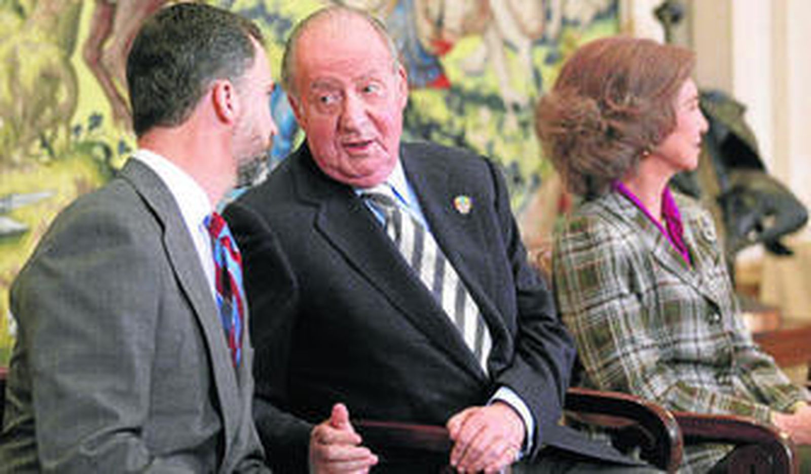 Don Felipe y don Juan Carlos conversan durante la recepción a la selección de balonmano, campeona del mundo, en febrero pasado.