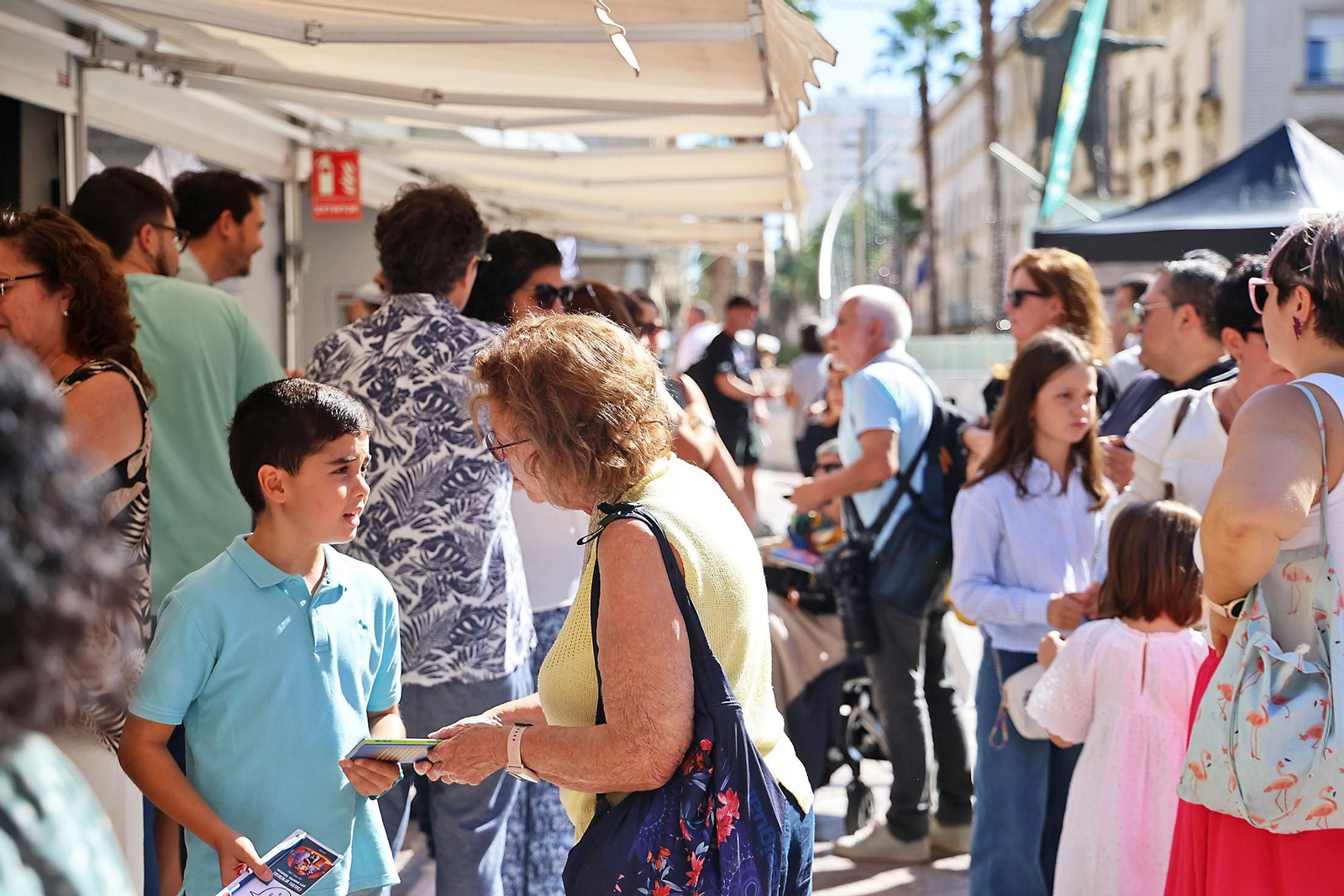 Imágenes del ambiente en la Feria del Libro de Huelva