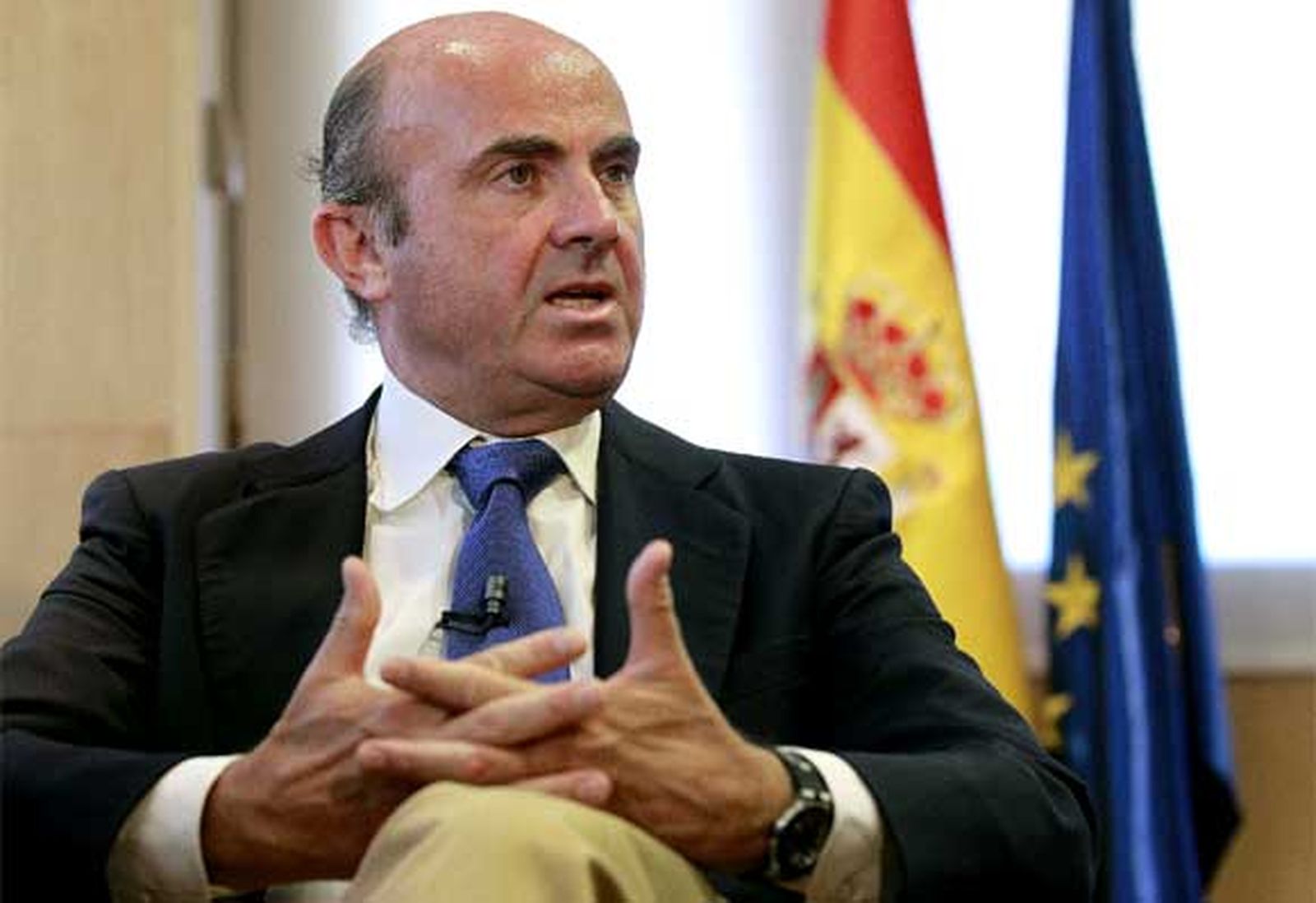 De Guindos augura una tasa de paro inferior al 27,1% previsto