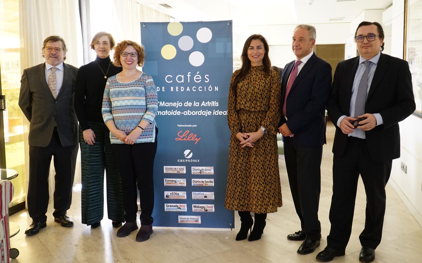 Foto de familia de los participantes en el café–coloquio organizado por Grupo Joly / Juan Carlos Muñoz