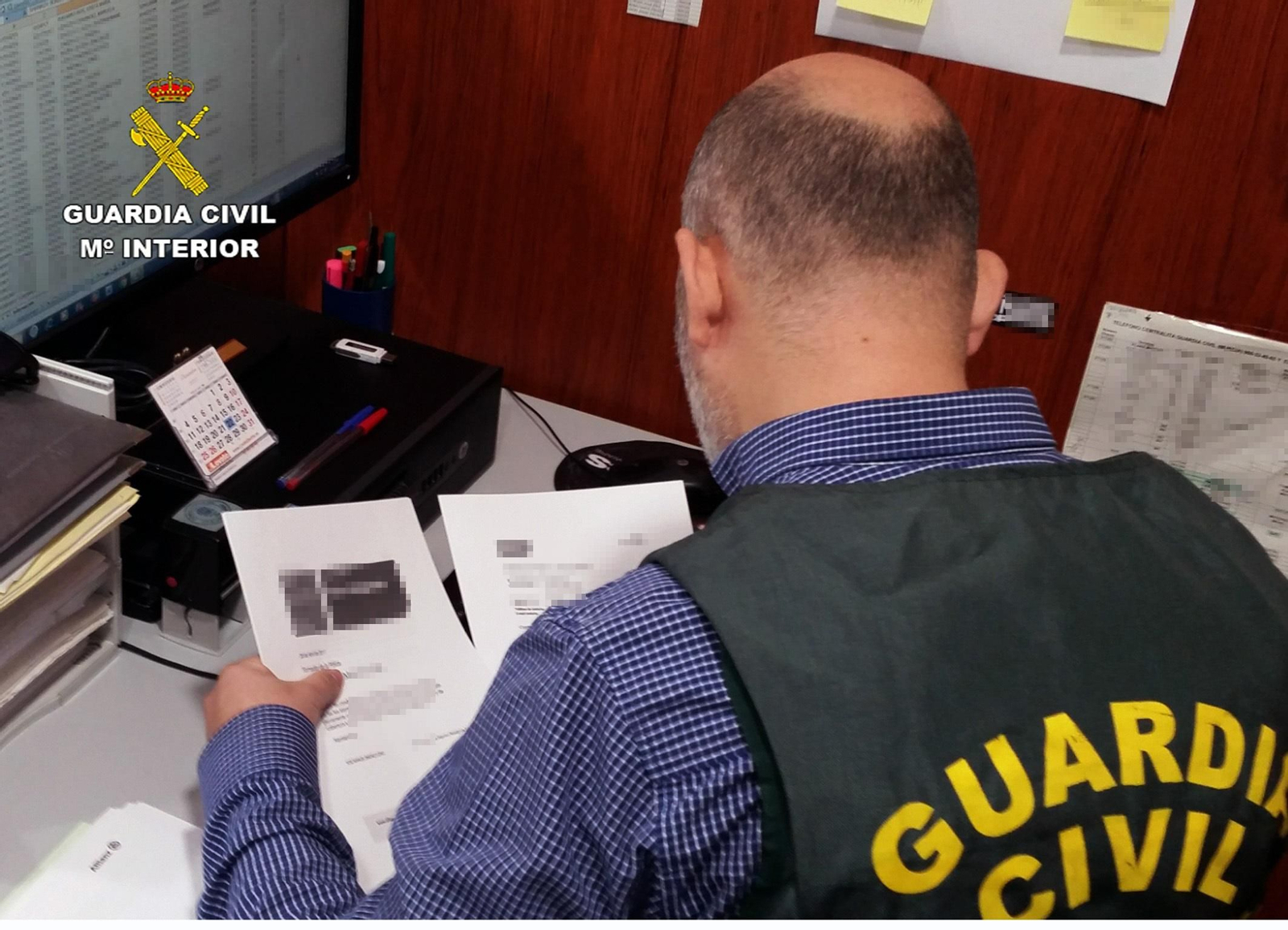 Guardia Civil durante la investigación de un suceso. Guardia Civil durante la investigación de un suceso.
