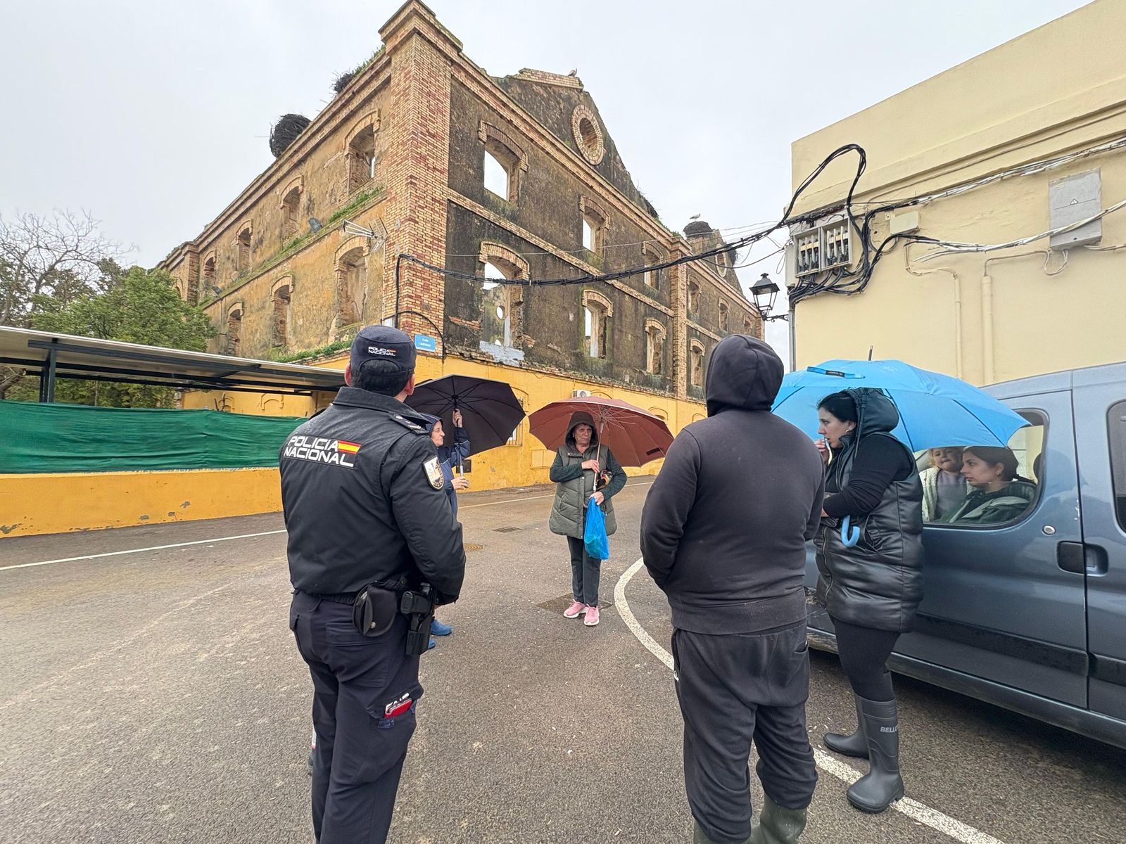 Policía Nacional informando a los afectados por los desalojos por la crecida del río.