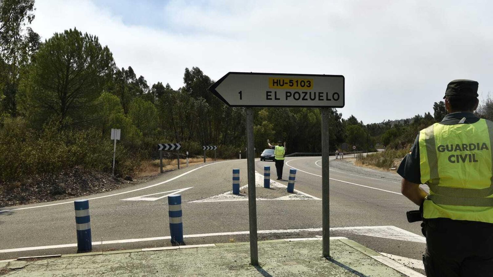 La Guardia Civil cortando el acceso a la aldea de El Pozuelo, este sábado.