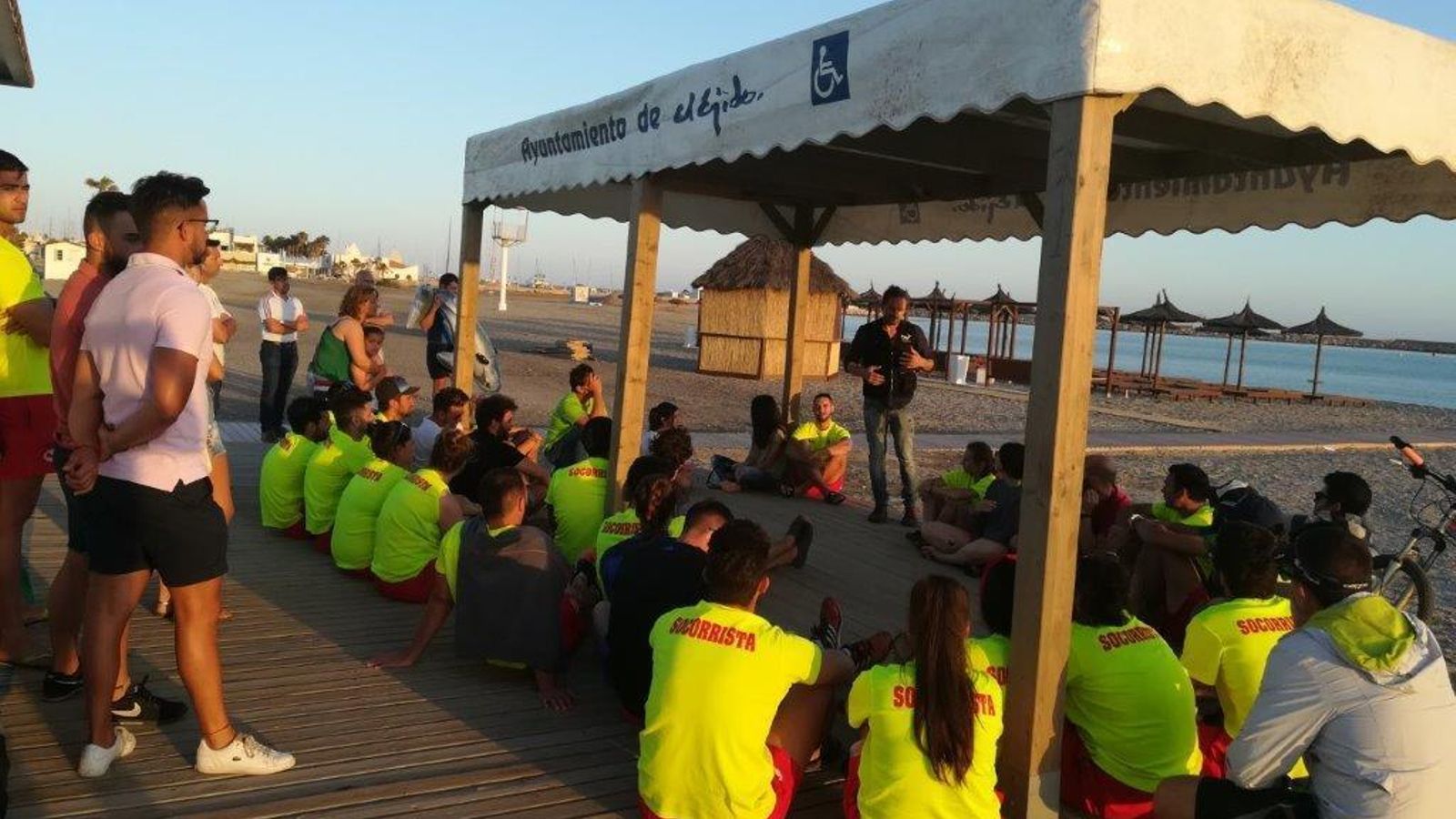 Socorristas, durante una charla en una playa ejidense.