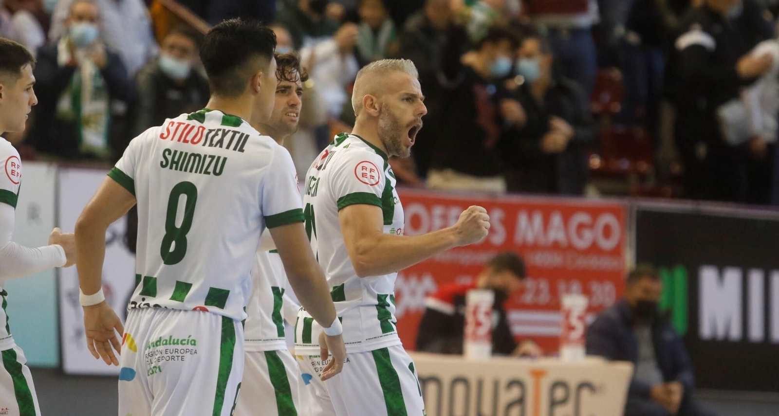 Miguelín celebra con rabia uno de los goles del Córdoba Futsal al Fútbol Emotion Zaragoza.